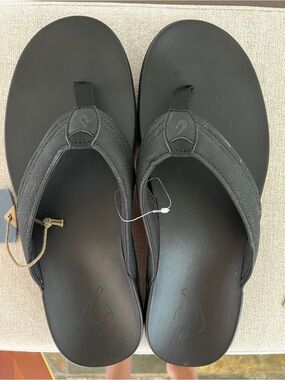 OluKai Black Flip Flop Sandals